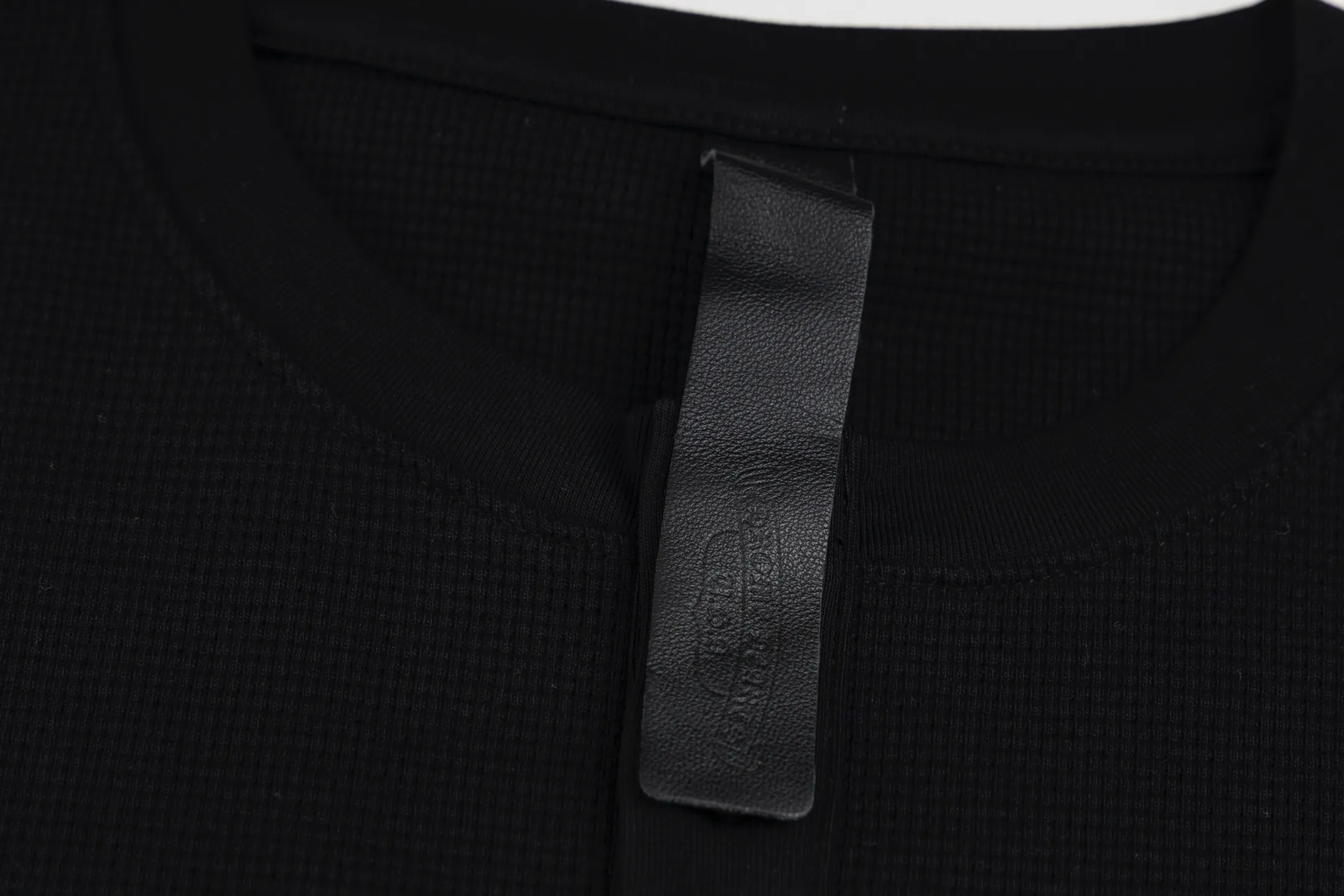 🅿️420 [Exclusive supply] CH Kroxin Sanskrit embroidered waffle sweatshirt (black) The fabric is made of 350g cotton waffle double-layer material before washing. The embroidery is made of Tajima embroidery machine imported from Japan. The silver buckle is made of antique copper and real silver. The materials used have reached the market's 300+ quality. The collar leather label is still made of genuine imported lambskin. We have put a lot of effort into fabrics, hardware and craftsmanship, and the top quality and industry benchmarks in the market are only owned by a few people. Size:S/M/L